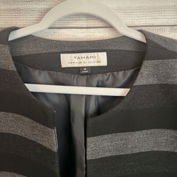 Tahari Arthur S. Levine Size 16 Black Gray Striped Blazer - Picture 2 of 6